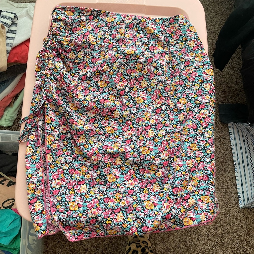 Floral skirt with zipper side scrunch and slit